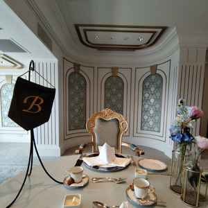 お食事の試食をいただいた所、青と白で統一されていて可愛らしい印象でした。