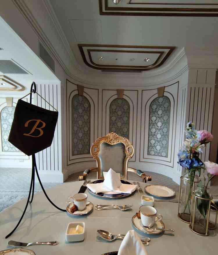 お食事の試食をいただいた所、青と白で統一されていて可愛らしい印象でした。