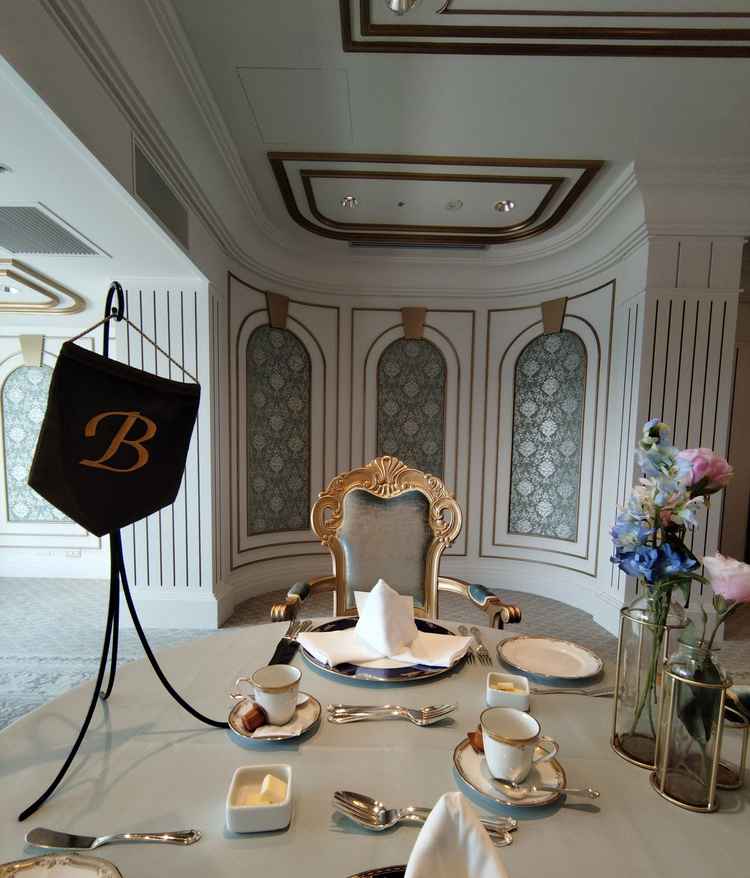 お食事の試食をいただいた所、青と白で統一されていて可愛らしい印象でした。