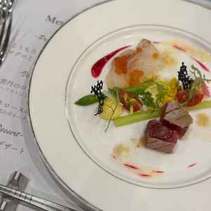 前菜の試食。彩りが綺麗で、季節にあった食材が使用されており、大変美味しかったです！