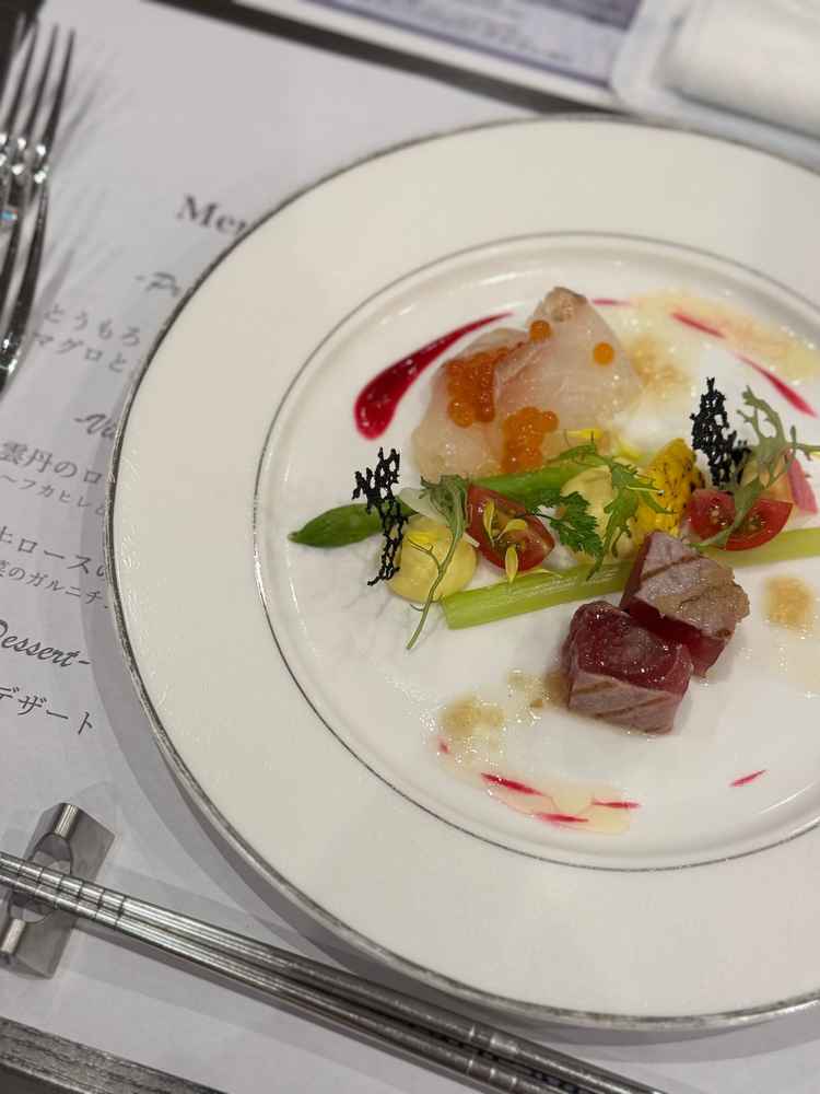 前菜の試食。彩りが綺麗で、季節にあった食材が使用されており、大変美味しかったです！