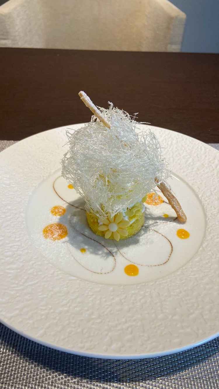 スボンジケーキ、マンゴーフルーツソース、甘さ控えめ、綺麗なわたあめ細工