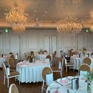 一つ目の披露宴会場です。白ベースでシャンデリアもありました。