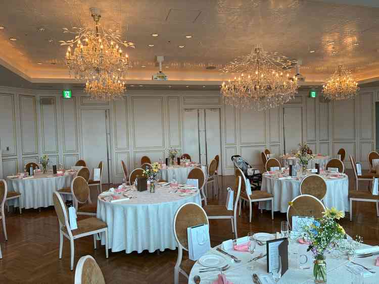 一つ目の披露宴会場です。白ベースでシャンデリアもありました。