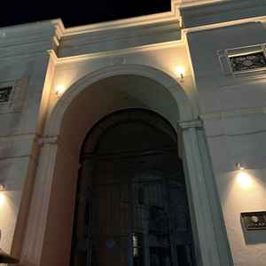 入り口にある印象的な凱旋門、夜でも綺麗に見えました。