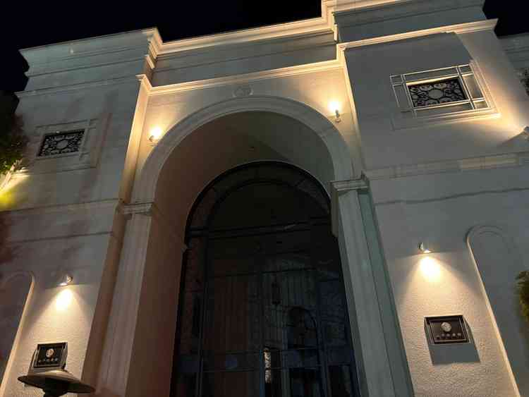 入り口にある印象的な凱旋門、夜でも綺麗に見えました。