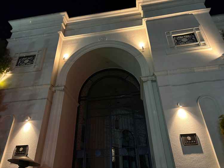 入り口にある印象的な凱旋門、夜でも綺麗に見えました。