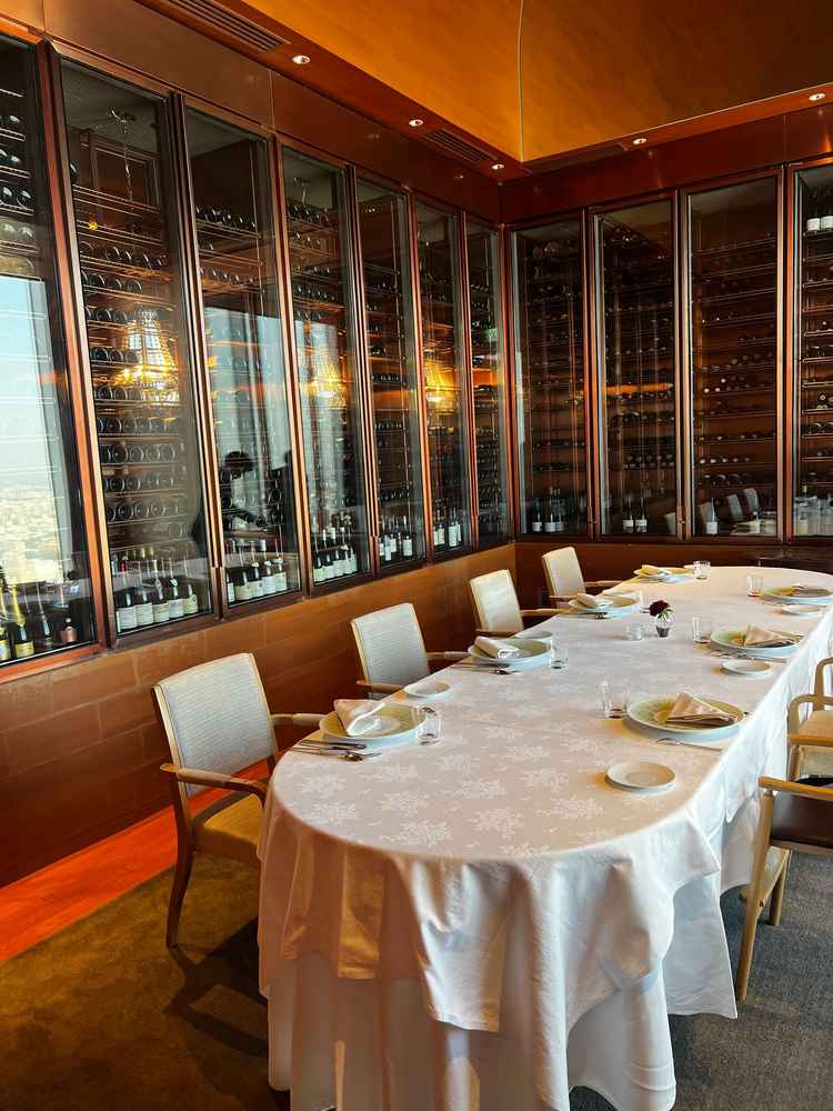 披露宴会場の奥の部屋。ワインセラーがあるこの部屋は新郎新婦の控え室になっており、お色直しでも使うそう