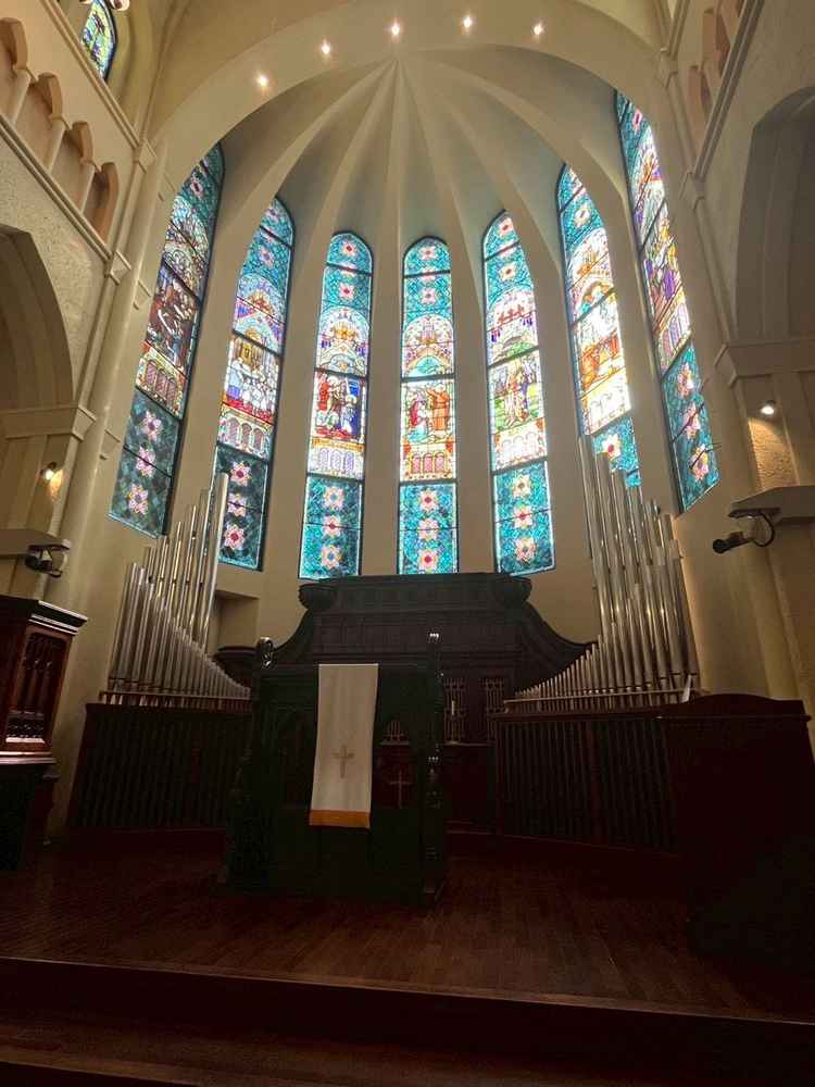 ステンドグラスが照らす大聖堂。