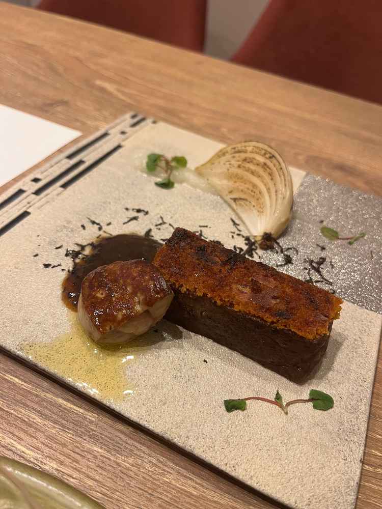 試食のメイン料理の写真。見た目も美しく、味わい深くて特別感のある一皿でした。