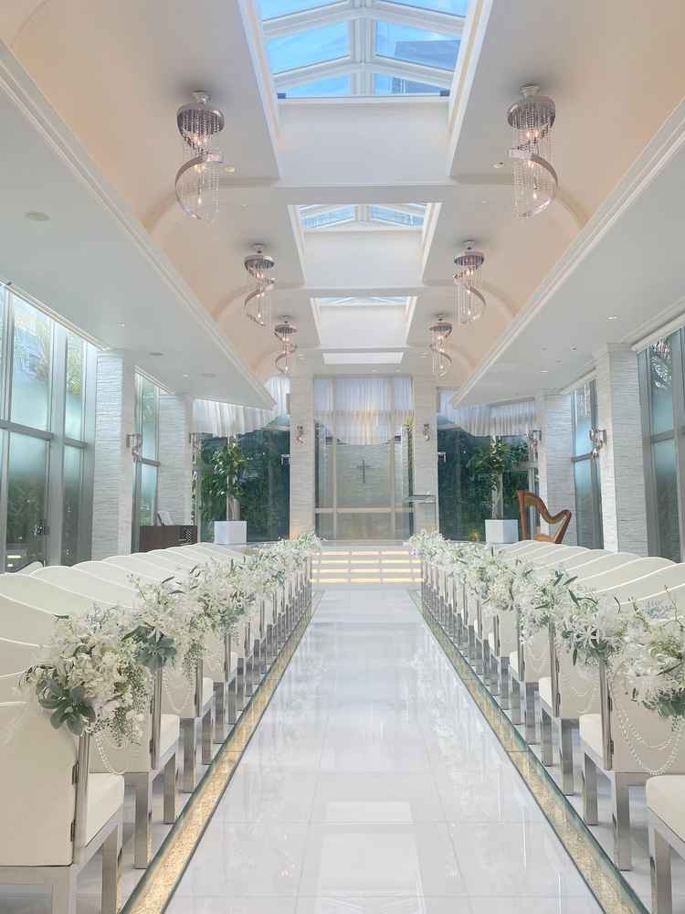 真っ白なチャペル。水の音が聞こえ、自然を感じることのできる開放感のあるチャペルでした。