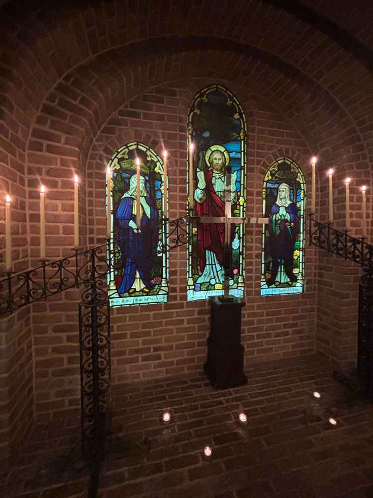 教会は非常に神秘的でした。本物の教会と認定されており、言語化が難しいですが感じるものがありました。