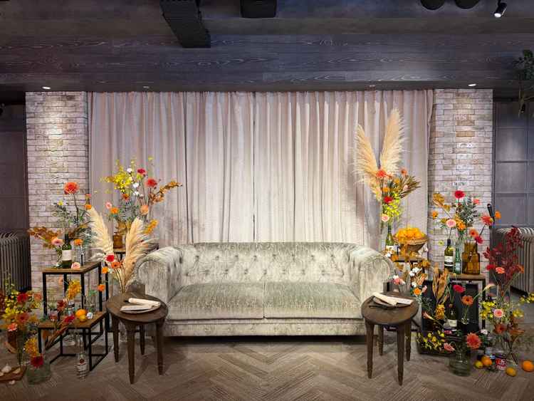 披露宴会場。新郎新婦のイメージに合わせた内装デザインをデッサンにて提案してくれる。