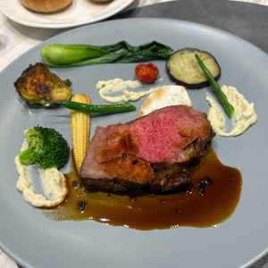 メイン料理の試食写真で、お肉がとても柔らかく季節の野菜の彩りもよかったです。