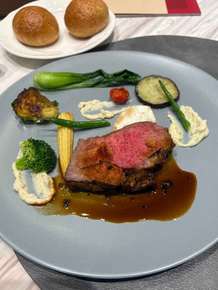 メイン料理の試食写真で、お肉がとても柔らかく季節の野菜の彩りもよかったです。