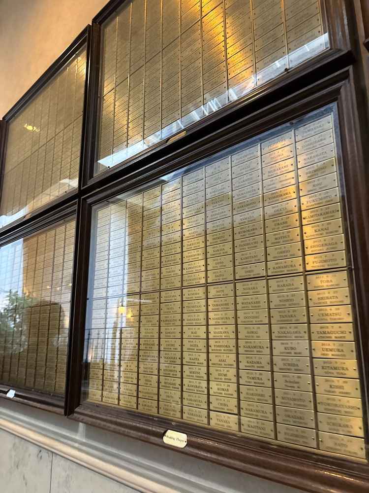 挙式をあげる際に、ネームプレートを埋め込み思い出として残すことができます。