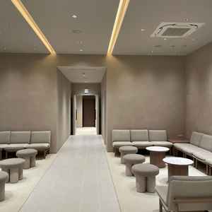 待合室はカーテンで仕切りを入れられる。