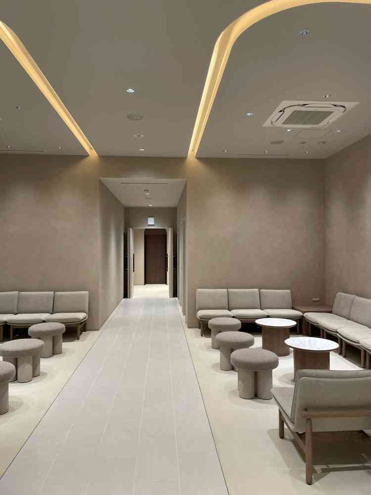 待合室はカーテンで仕切りを入れられる。