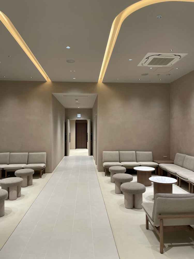 待合室はカーテンで仕切りを入れられる。