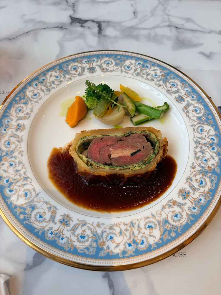 試食でいただいた牛フィレ肉とフォアグラのパイ包み。非常に美味しかったです。