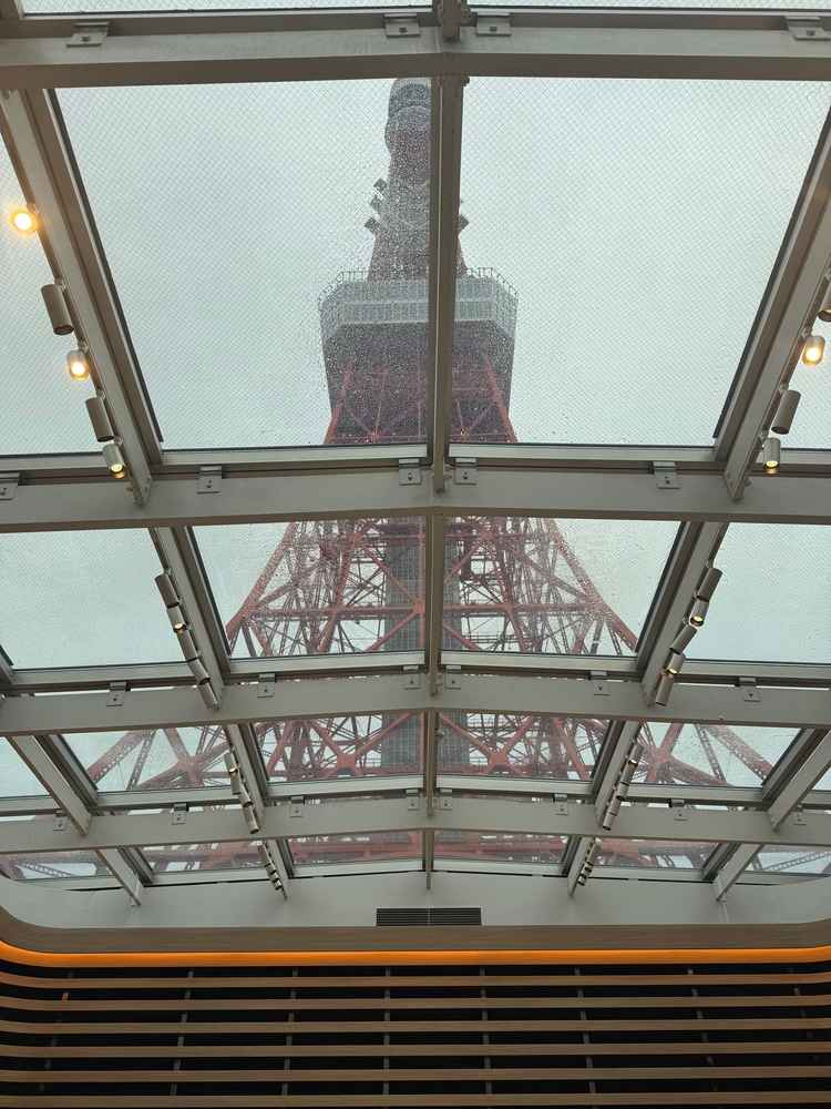チャペルから見える東京タワーです。中々ない角度からのアプローチで面白いなと感じました。