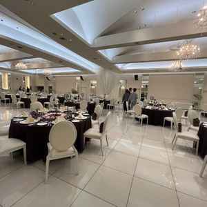 披露宴会場。大人数でもゆったりとスペースを取れる。白基調で何色でも合わせやすい