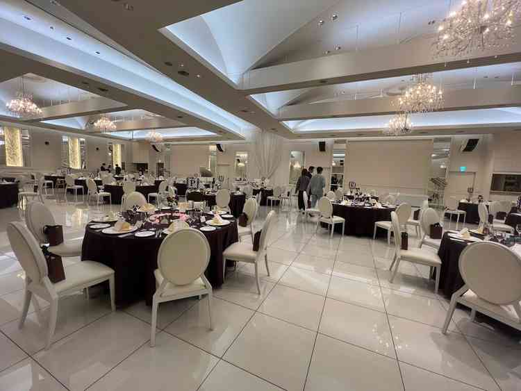 披露宴会場。大人数でもゆったりとスペースを取れる。白基調で何色でも合わせやすい