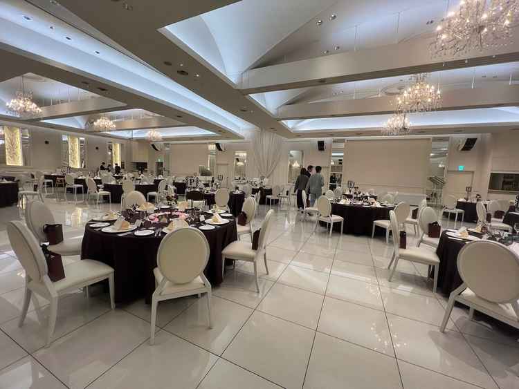 披露宴会場。大人数でもゆったりとスペースを取れる。白基調で何色でも合わせやすい