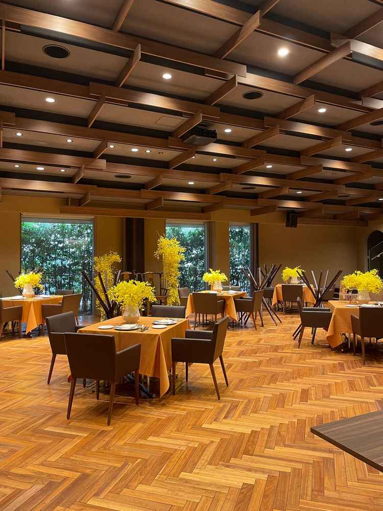 35人以上の披露宴会場。オープンキッチン、階段入場もできる。夜はレストラン営業もしている。