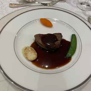 メイン料理牛フィレ肉。料理長にてフランベの演出あり。こちらはハーフサイズ。柔らかくてとても美味しい