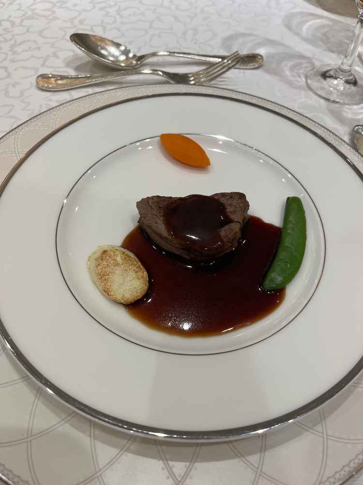 メイン料理牛フィレ肉。料理長にてフランベの演出あり。こちらはハーフサイズ。柔らかくてとても美味しい