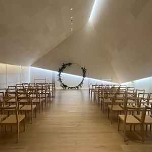 光の入り方が印象的だったチャペルの写真です。