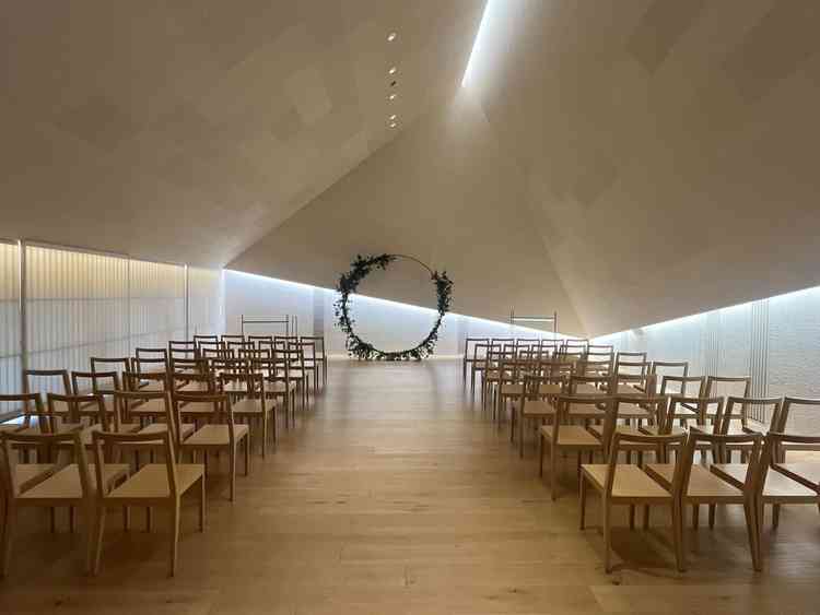 光の入り方が印象的だったチャペルの写真です。