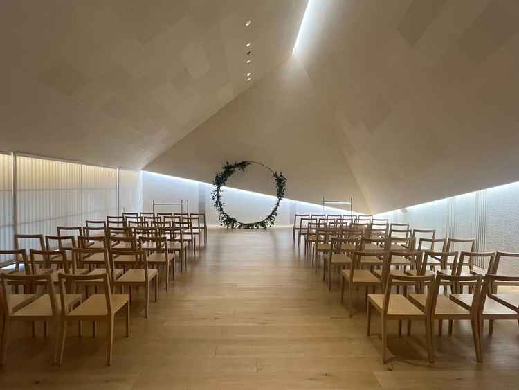 光の入り方が印象的だったチャペルの写真です。