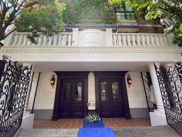 駅から入口まではタクシーチケットが利用可能。大きな扉が並んであり特別感あり。入り口前に少し階段あり。