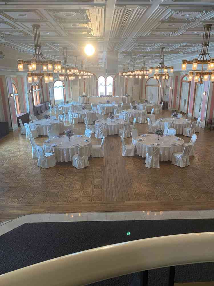 披露宴会場その2。新郎新婦の登場口からの写真。