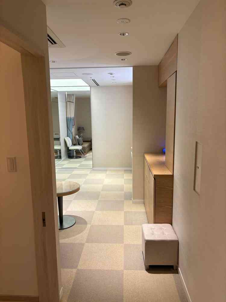 新婦控室です。綺麗で写真以上に広々で部屋内にトイレ付きでした。