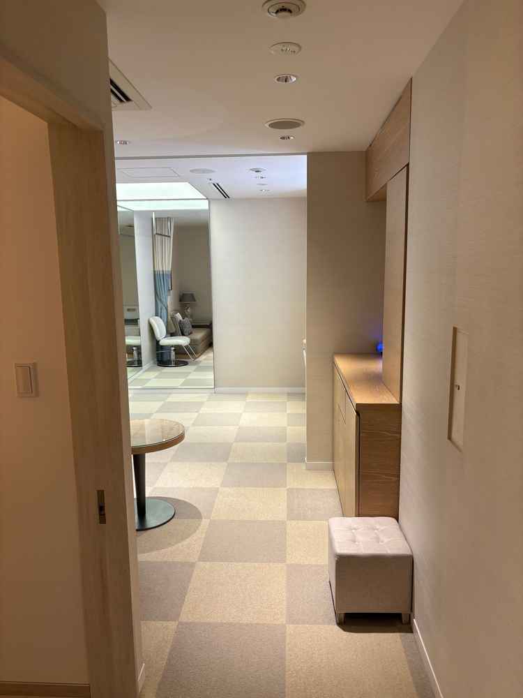 新婦控室です。綺麗で写真以上に広々で部屋内にトイレ付きでした。