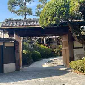 正面入り口です。伝統的な門構えで緑もよく見えます。