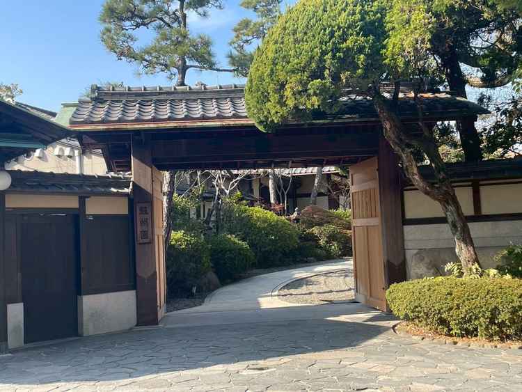 正面入り口です。伝統的な門構えで緑もよく見えます。