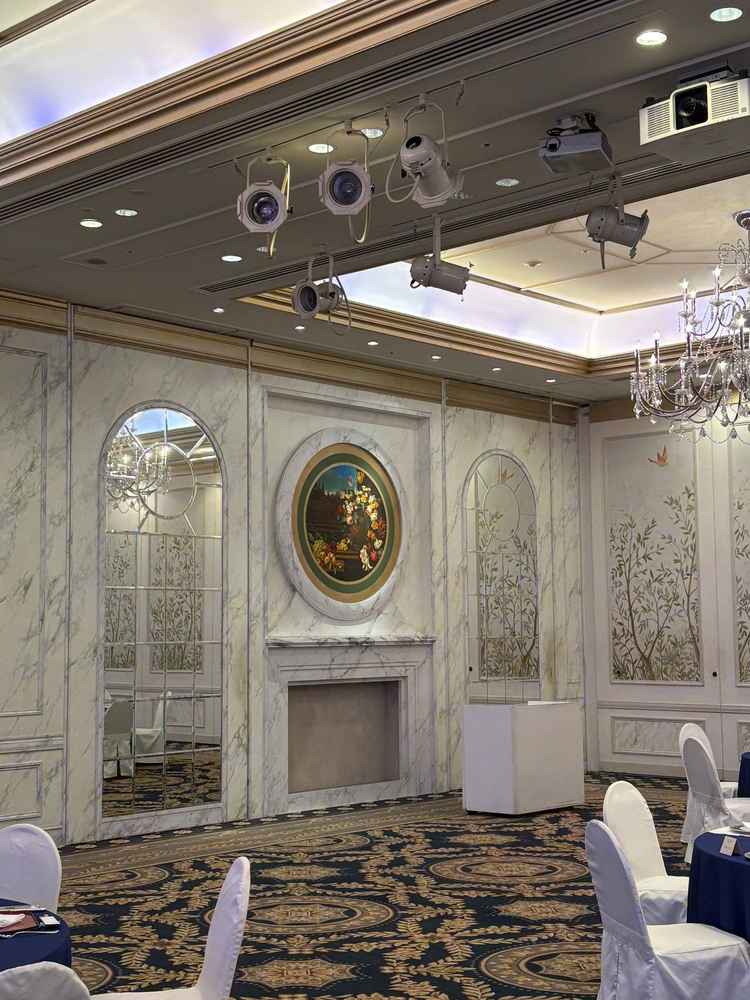 披露宴会場の後ろの方。後ろの方までこだわられており雰囲気が統一されている。