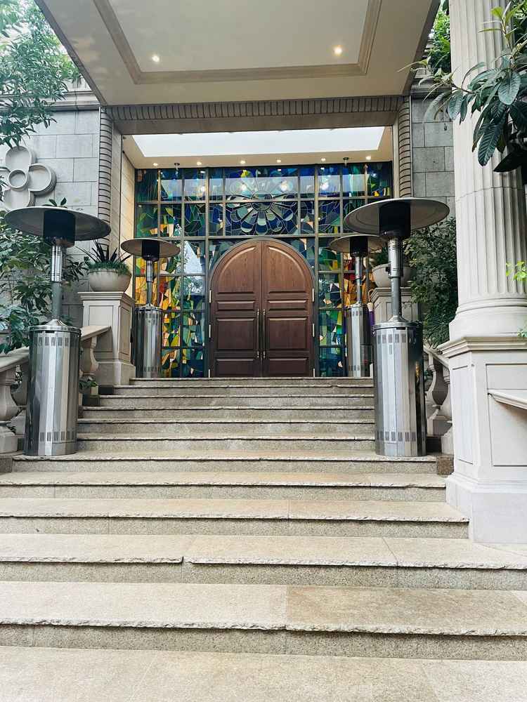 ここの階段でフラワーシャワーなどできるそうです。階段の幅が広めになっているそうです。