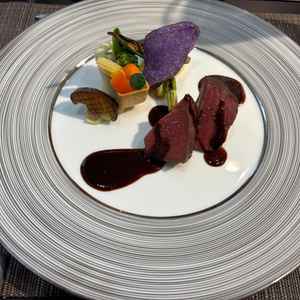 ご試食のメイン料理です。牛フィレのロティが絶品でした。お野菜のタルトレットもかわいかったです。