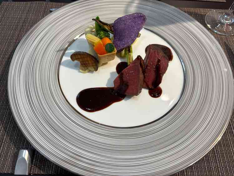 ご試食のメイン料理です。牛フィレのロティが絶品でした。お野菜のタルトレットもかわいかったです。