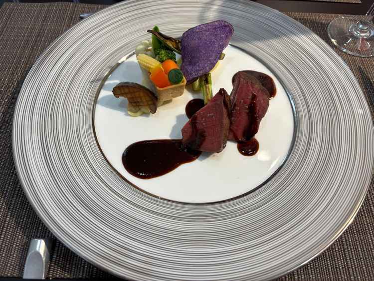 ご試食のメイン料理です。牛フィレのロティが絶品でした。お野菜のタルトレットもかわいかったです。