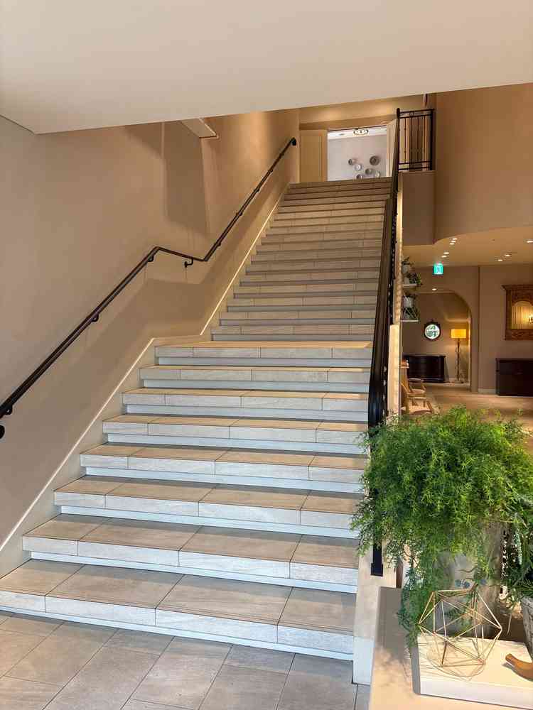 フラワーシャワー会場からすぐの階段です。ここを降りると、オランジェリーという披露宴会場につながってる