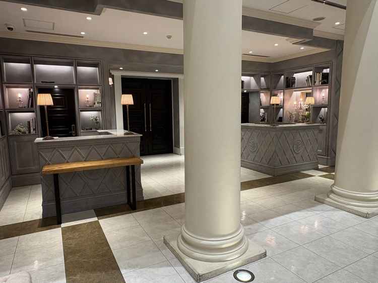 受付場所です。新郎新婦ゲストが左右に別れて受付できるところが受付の方に配慮が効いていました。