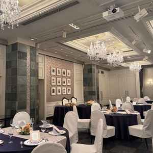 披露宴のサイズ感も５０名規模でピッタリそう。