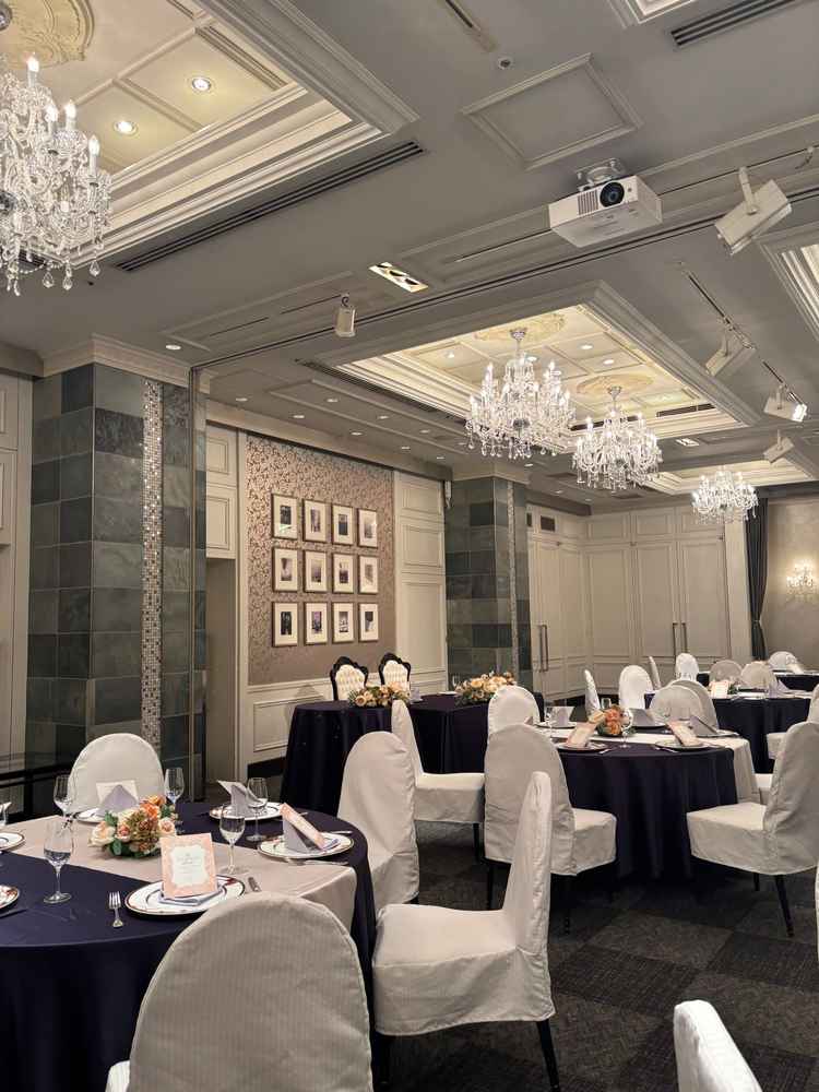 披露宴のサイズ感も５０名規模でピッタリそう。