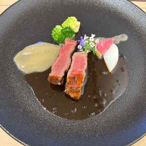 フレンチジャポネーゼということで、ソースが和の風味で食べ馴染みがありつつも高級感がありました。